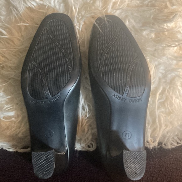 New Women’s Ashley Taylor’s Gray Dress Pumps
7 1/2. - Picture 6 of 10